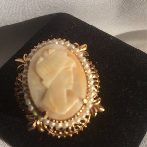 Florenza signed gold tone carved shell Cameo brooch-pendent